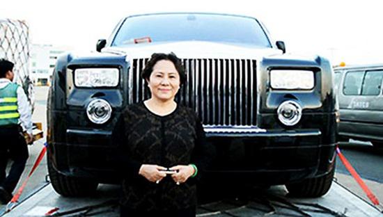 Nữ đại gia Dương Thị Bạch Diệp cùng chiếc siêu xe Rolls Royce biển tứ quý 7.