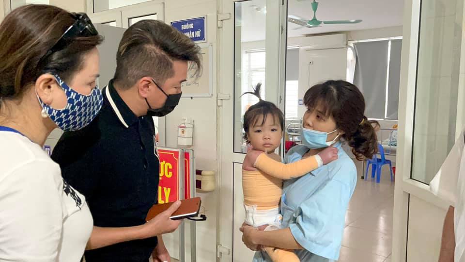 Mr. Đàm đến bệnh viện làm điều đặc biệt cho bé gái 3 tuổi bị bỏng nặng không tiền cứu chữa - 1