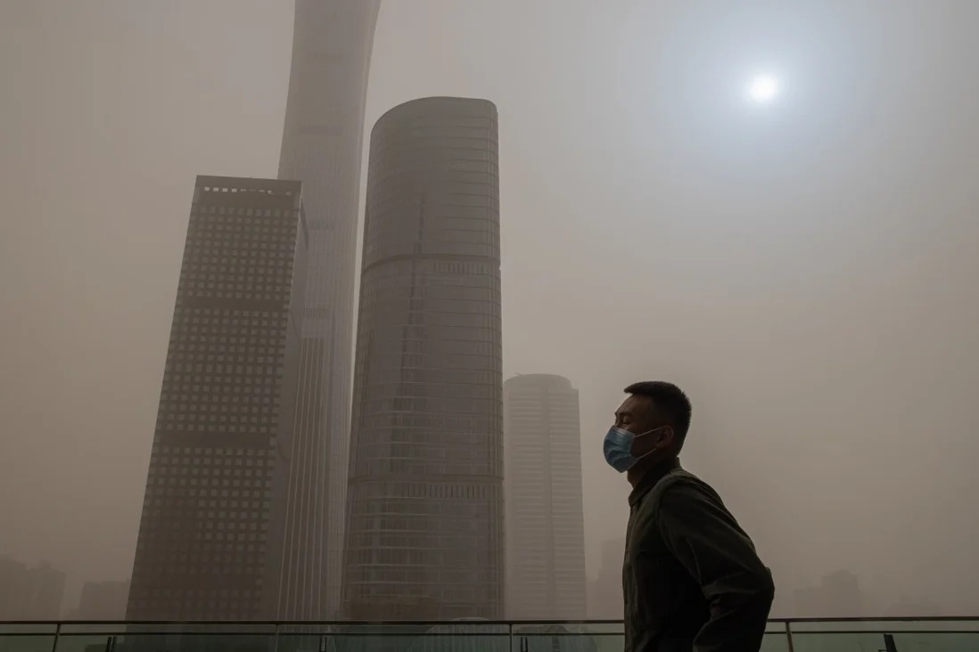 Mặt trời hóa xanh ở thủ đô Bắc Kinh của Trung Quốc. Ảnh EPA-EFE