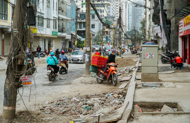 Những túm dây điện lằng nhằng, gạch đá bừa bãi khắp vỉa hè, lòng đường, vừa mất mỹ quan đô thị, vừa tiềm ẩn nguy hiểm cho người tham gia giao thông và người dân sống trên tuyến đường này