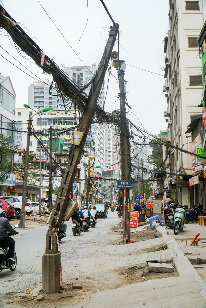 Cột điện gãy nghiêng