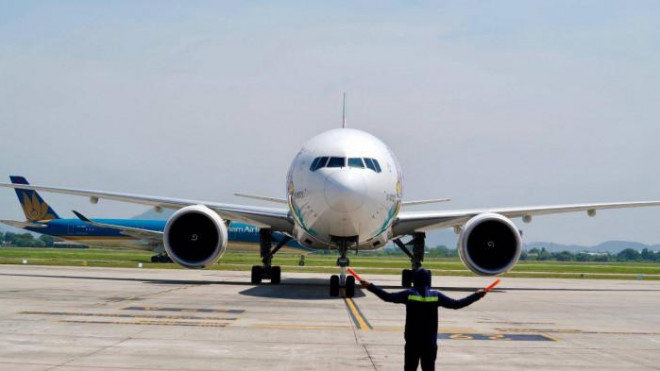 Việc phi công lăn tàu bay&nbsp;quá vạch dừng có thể dẫn đến nguy cơ mất an toàn do tàu bay có thể va chạm vào cầu ống lồng hoặc nhà ga, gây hư hỏng hoặc cháy nổ