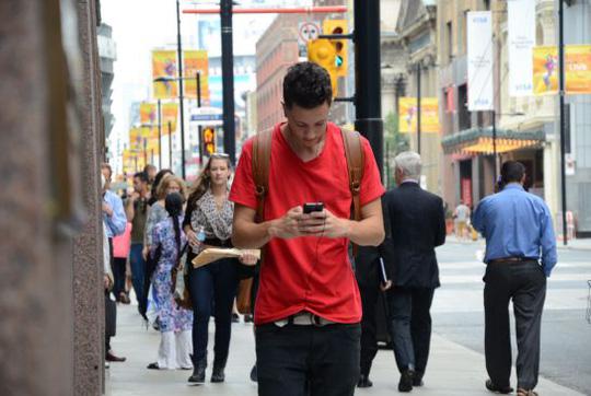 Việc vừa dùng điện thoại di động vừa đi bộ sang đường sẽ bị phạt nặng tại 1 số bang ở Mỹ. Số tiền phạt sẽ ở mức từ 15 USD - 99 USD tùy thuộc vào số lần vi phạm và số tiền này sẽ tăng lên mức 500 USD nếu một người nào đó tái phạm nhiều lần.