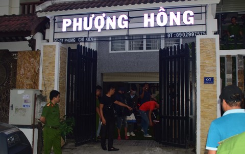 Nhà nghỉ Phượng Hồng do Trần Thị Hồng Nhung (24 tuổi) làm chủ đã tổ chức làm điểm “bay” phục vụ các đối tượng mở tiệc ma túy trong thời gian dài.