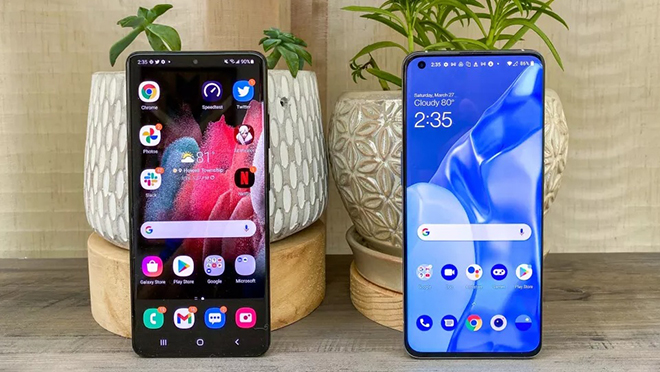 Galaxy S21 Ultra (trái) và OnePlus 9 Pro (phải).