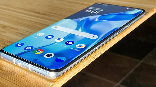 Các cạnh của OnePlus 9 Pro bo cong.