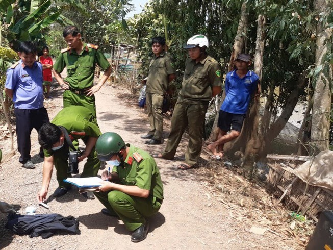 Lực lượng chức năng khám nghiệm hiện trường vụ trộm chó làm chết người ở huyện Tân Hưng, Long An. Ảnh: L.L