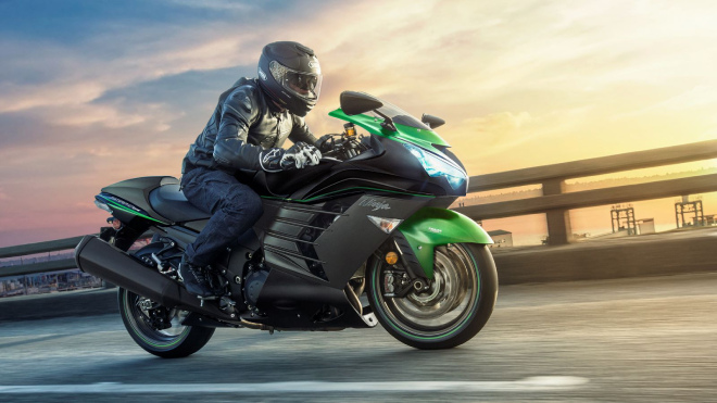 3. Tiếp theo là mô tô Kawasaki Ninja ZX-14. Mẫu mô tô này trang bị động cơ 4 xy lanh thẳng hàng, 16 valve DOHC, làm mát bằng chất lỏng, cho công suất tối đa 335 km/h.