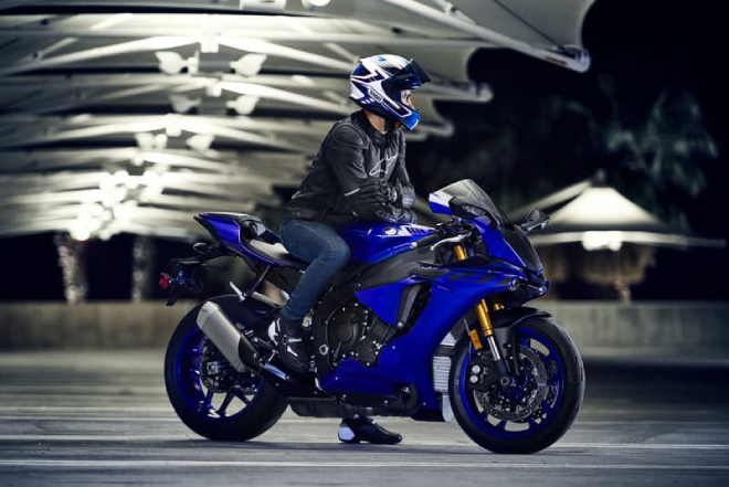 8. Yamaha YZF-R1 có động cơ DOHC, 4 xy lanh, 4 valve, đạt vận tốc nhanh tối đa 298 km/h.