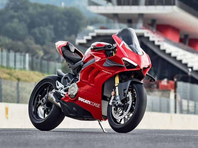 9. Ducati Panigale V4 với khối động cơ có dung tích 1.103cc, dòng xe “quỷ đỏ” này đạt vận tốc nhanh mỹ mãn 289 km/h.