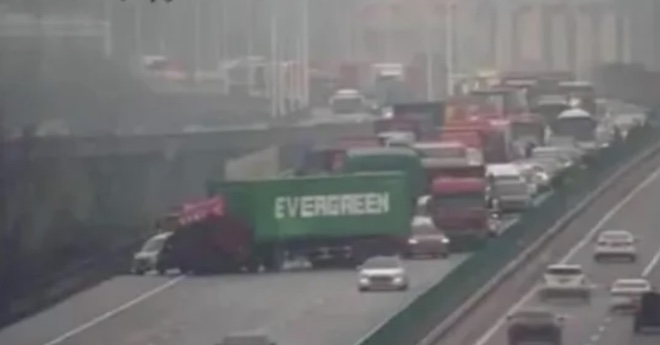 Xe đầu kéo chở container Evergreen gặp tai nạn ở Trung Quốc.