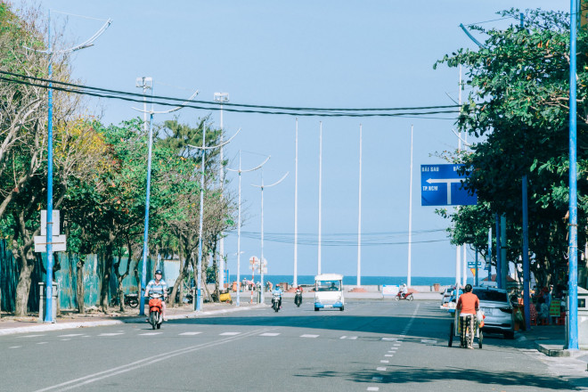 Một góc bình yên của con đường dẫn ra Bãi Sau - Ảnh: Nguyễn Thế Bảo