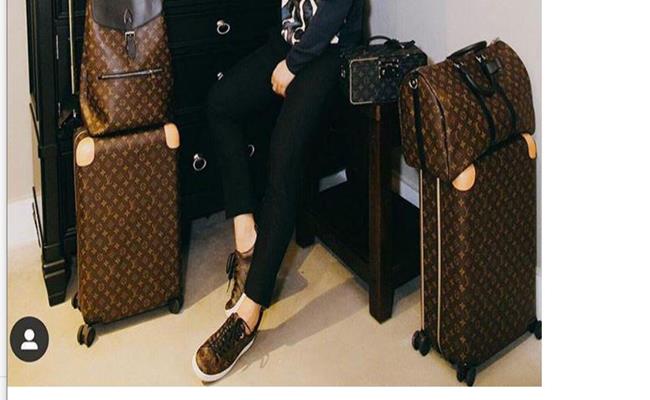 Ông bầu đã sắm trọn cả bộ sản phẩm túi và giày của Louis Vuitton. Đôi giày LV anh mang trị giá khoảng 635 USD ( 14,65 triệu đồng).
