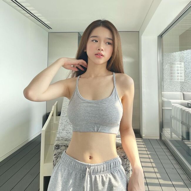 Nhan sắc của nàng hot girl sinh năm 2002 cũng ngày càng thăng hạng, đặc biệt là vòng eo thon gọn đáng ghen tị.
