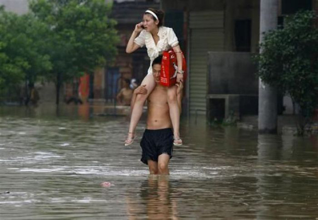 Chờ tí, tôi đang bắt &#34;taxi&#34; đến rồi.
