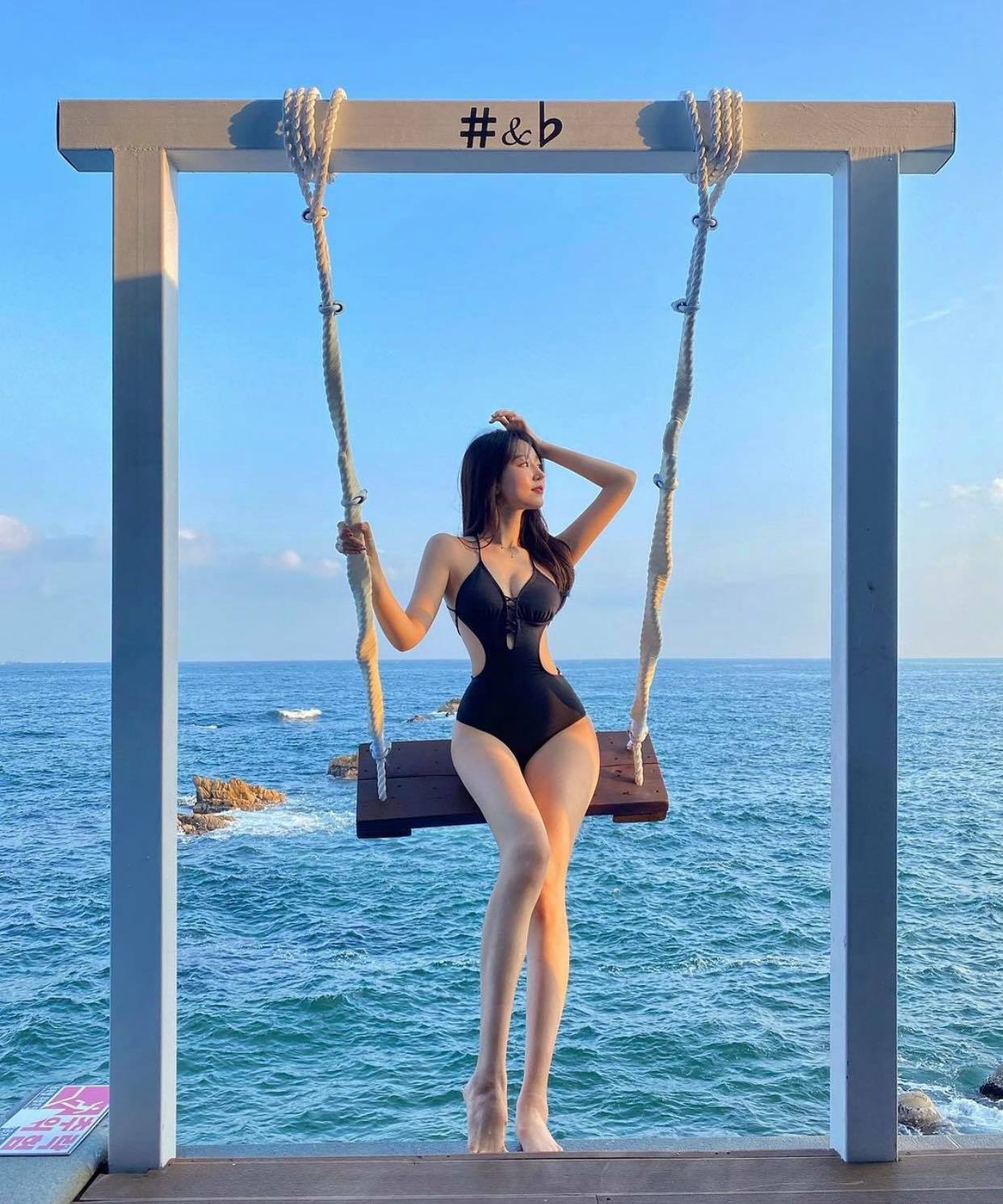 Cơn sóng ngầm mang tên bikini vintage đã lặng lẽ công phá vào từng ngóc ngách trên sàn diễn thời trang nên không có gì lạ khi các cô gái trẻ Hàn Quốc lại ngày càng yêu thích những mẫu bikini cổ điển nhưng có chi tiết cut-out hoặc&nbsp;dây đan tôn thềm ngực nửa kín nửa hở, vừa gợi cảm vừa&nbsp;mang đậm hơi thở đương đại.