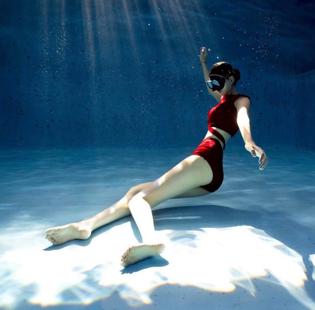 Kim Da Bin đang là cô nữ sinh gây sốt trên mạng xã hội Hàn Quốc&nbsp;những ngày gần đây nhờ những bức ảnh tạo dáng dưới nước, phô diễn trọn vẻ đẹp hình thể, đặc biệt là đôi chân dài gấp rưỡi người thường, cặp giò thon thả và thẳng như kiếm.