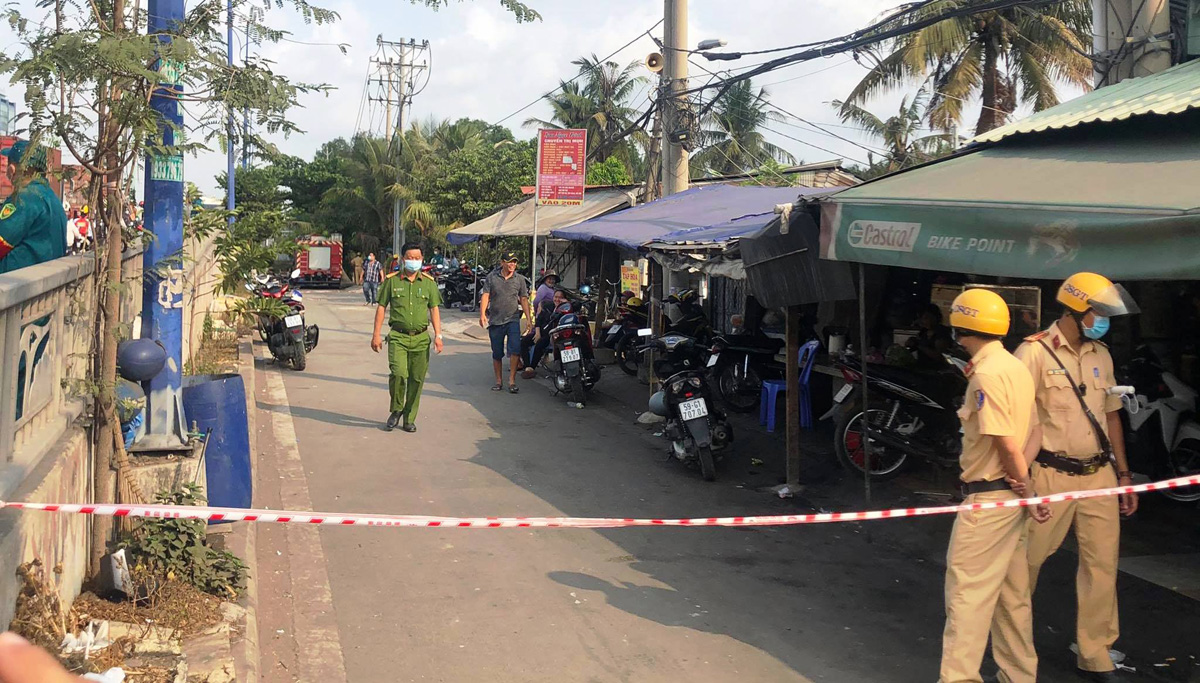 Hiện trường vụ cháy được công an phong tỏa từ xa. Những người không phận sự được yêu cầu đi nơi khác.&nbsp;Hiện nguyên nhân vụ cháy đang được công an làm rõ.