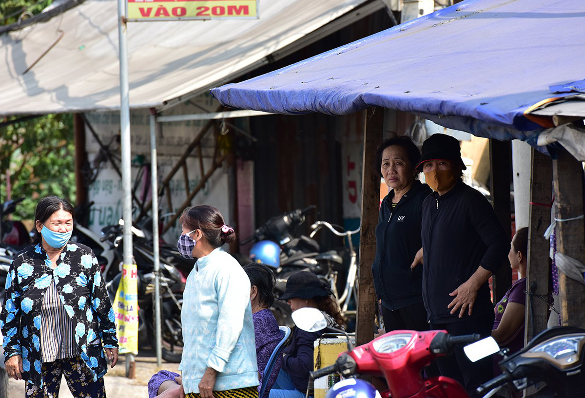 Người dân địa phương bàng hoàng sau vụ hỏa hoạn. Chỉ sau một đêm, vụ cháy đã khiến 6 người trong gia đình hàng xóm đã không còn. “Mới hôm qua còn gặp họ nói chuyện, vui đùa. Vậy mà chỉ sau một đêm, cả 6 người trong gia đình họ đã mãi mãi ra đi. Đau lòng quá”, người phụ nữ hàng xóm nói.