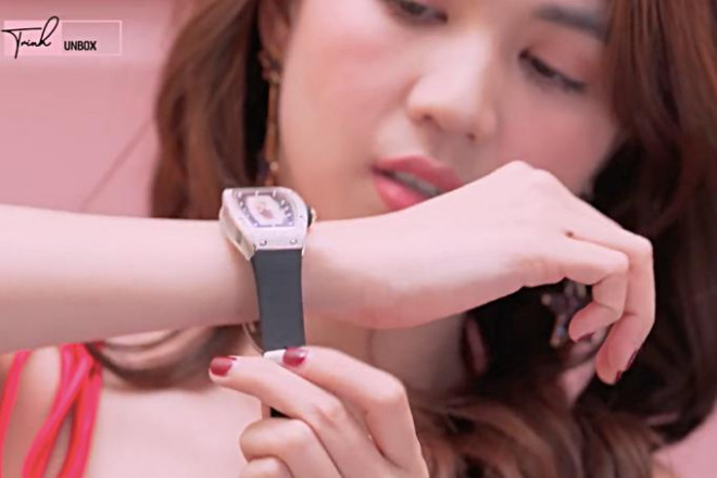 Chiếc đồng hồ được Ngọc Trinh mua lại của một "chị bạn" với giá 4 tỷ đồng hiện đang là chiếc đồng hồ được cô "cưng" và nâng niu nhất bộ sưu tập đồng hồ của mình.