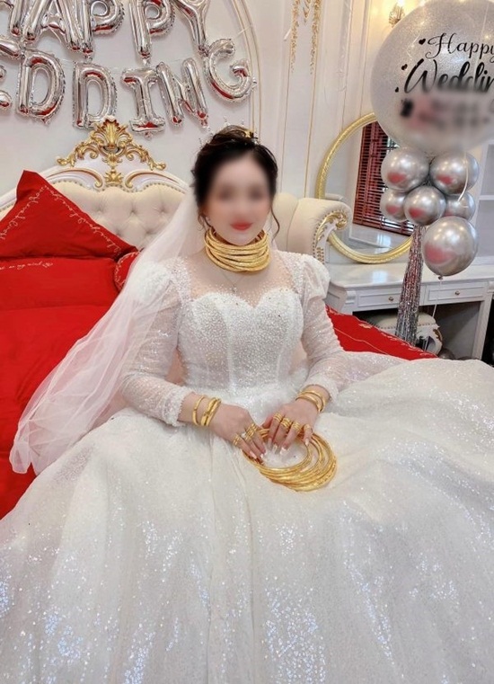 Cô dâu gây sốt mạng xã hội bởi đeo vàng "trĩu cổ"...