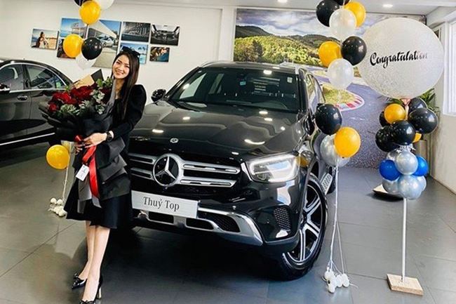 Năm 2020, người đẹp 8x bất ngờ&nbsp;tậu một chiếc Mercedes-Benz GLC 200 có giá hơn&nbsp;2&nbsp;tỷ đồng làm phương tiện di chuyển. Đáng chú ý, đây là chiếc GLC thứ 2 trong garage xe của Thủy Top.
