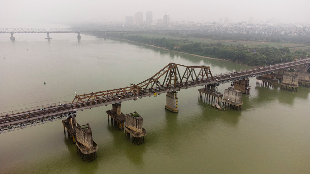 Cầu Long Biên, một trong những biểu tượng của Thủ đô và đồng thời cũng là tuyến giao thông huyết mạch, bắc qua sông Hồng nối hai quận Hoàn Kiếm và Long Biên.