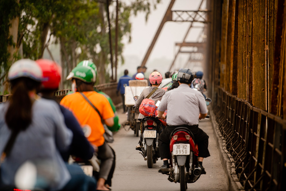 &nbsp;Trong giờ cao điểm, tình trạng giao thông trên cầu dễ xảy ra ùn ứ do các phương tiện di chuyển chậm, vì mặt đường lồi lõm.