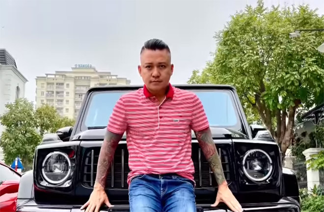 Và hé lộ ảnh bên siêu xe SUV màu đen