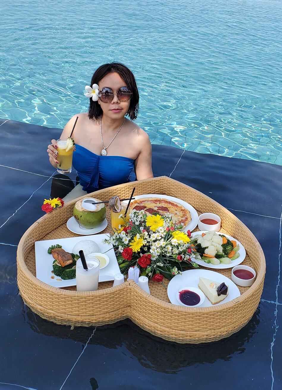 Việt Hương U50 mặc bikini nóng bỏng, công khai “có em bé” - 1