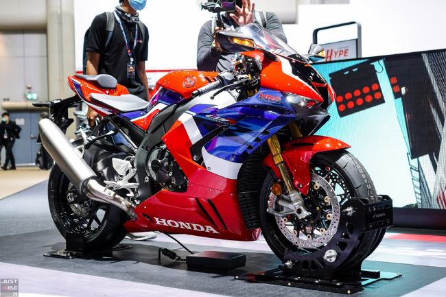 CBR1000RR bản màu đỏ.
