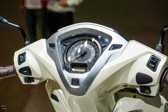 Gây bất ngờ với nhiều người tại Motor Show 2021 là Honda trình diện mẫu xe ga Honda Lead 125. Ảnh đồng hồ của Lead 125.
