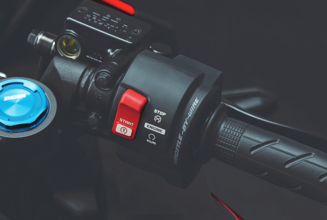 Thanh tay lái và các nút điều khiển của mô tô Honda CBR 250 RR SP 2021.
