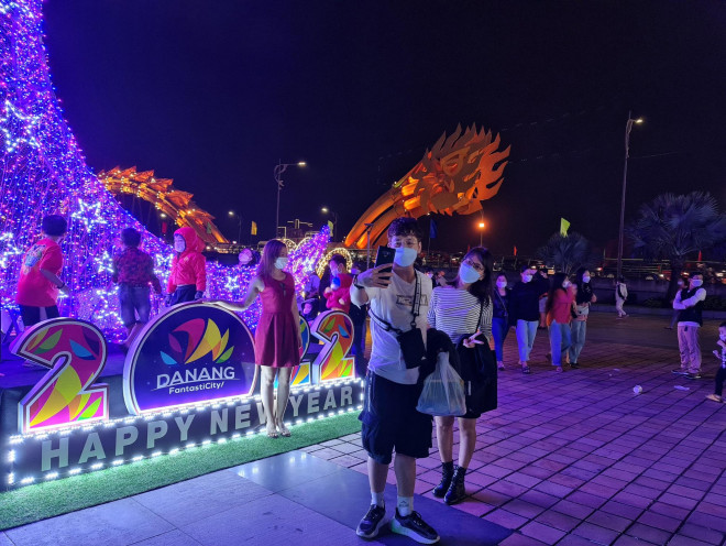 Không countdown 2022, người Đà Nẵng ngắm pháo hoa qua… ảnh - hình ảnh 4