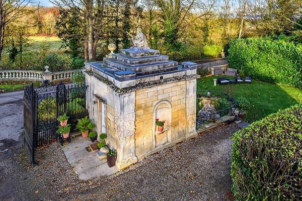 Ngôi nhà hình khối nhỏ bé nằm trong khu vực Grimston ở Tadcaster, North Yorkshire. Ngôi nhà được mô tả là "có bề dày lịch sử" do từng là nỗi ám ảnh của chế độ quân chủ Anh từ những năm 1800. Nó cũng&nbsp;từng tiếp đón vua James VI của Scotland và được lực lượng không quân Hoàng gia RAF sử dụng trong Chiến tranh thế giới thứ hai.