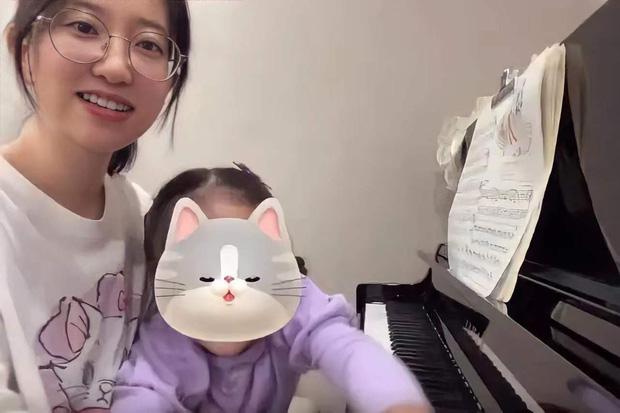 Nemo cùng con gái chủ nhà luyện đàn piano.