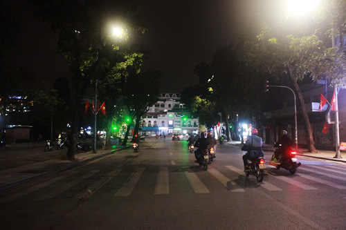 Những hình ảnh đón năm mới ở Hà Nội lúc trước và khi có dịch COVID-19 - hình ảnh 1