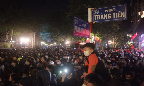 Những hình ảnh đón năm mới ở Hà Nội lúc trước và khi có dịch COVID-19 - hình ảnh 10