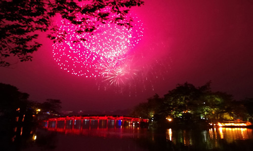 Những hình ảnh đón năm mới ở Hà Nội lúc trước và khi có dịch COVID-19 - hình ảnh 20