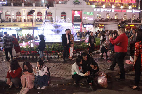 Những hình ảnh đón năm mới ở Hà Nội lúc trước và khi có dịch COVID-19 - hình ảnh 6