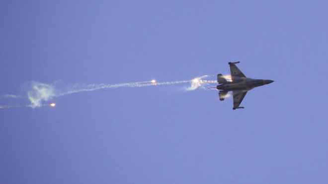 Máy bay chiến đấu F-16 của Không quân Israel thả pháo sáng trong một cuộc trình diễn. Ảnh: Reuters