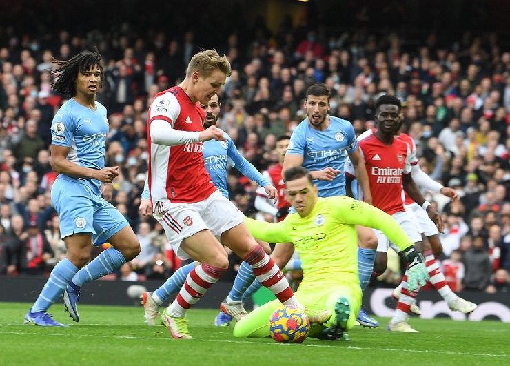 Tình huống Odegaard ngã trong vòng cấm của Man City