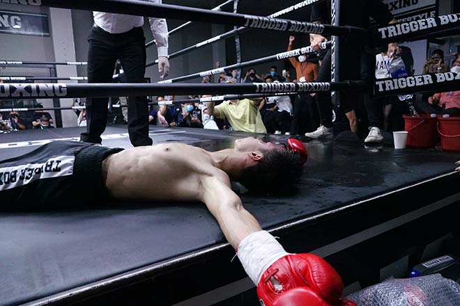Võ sĩ&nbsp;Boonrueang nằm gục trên sàn đấu sau khi nhận cú đấm cực mạnh của Trần Văn Thảo