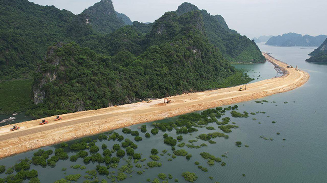 Chỉ riêng tuyến đường bao biển Hạ Long – Cẩm Phả có chiều dài 18,691km, quy mô 6 làn xe, tổng đầu tư lên tới 2.290 tỷ đồng, được khởi công từ năm 2019. Ngay khi chính thức đưa vào khai thác, đây được đánh giá là một tuyến đường du lịch ven biển hiện đại, đẹp nhất Việt Nam bởi có sự kết hợp của núi và biển với những cảnh quan đặc sắc, "độc nhất vô nhị".