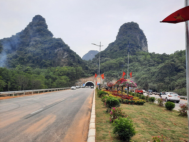 Đồng thời, góp phần khai thác hợp lý các tiềm năng về đất đai trong khu vực tuyến đi qua, điều kiện cho phát triển thương mại, du lịch, dịch vụ, hình thành nhiều cảng bến và khu đô thị dọc theo tuyến.