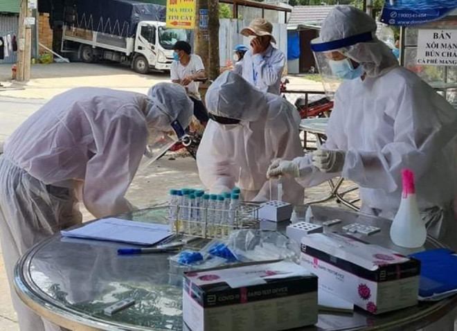 Nhân viên y tế tỉnh Đồng Nai lấy mẫu test nhanh cho người dân trong đợt dịch vừa qua. Ảnh: Vũ Hội