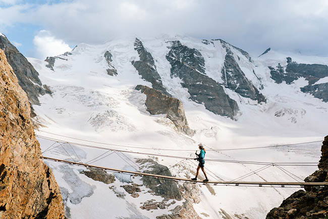 11. Ở một số nơi trên dãy núi Alps sẽ có tuyết phủ quanh năm. Đó cũng là điểm thu hút nhiều du khách đến nơi này.
