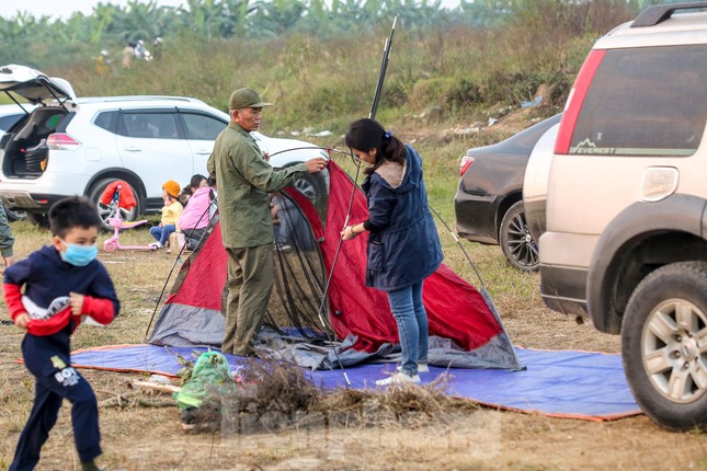 Người dân Thủ đô rủ nhau cắm trại dưới chân cầu Vĩnh Tuy dịp nghỉ lễ - hình ảnh 4