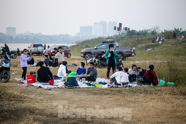 Người dân Thủ đô rủ nhau cắm trại dưới chân cầu Vĩnh Tuy dịp nghỉ lễ - hình ảnh 8