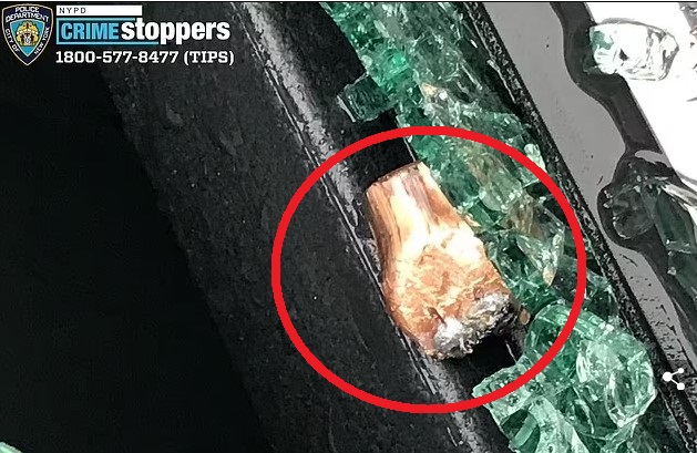 Vỏ đạn được phát hiện ở hiện trường vụ cảnh sát Mỹ bị bắn vào đầu đúng ngày 1/1/2022. Ảnh: NYPD